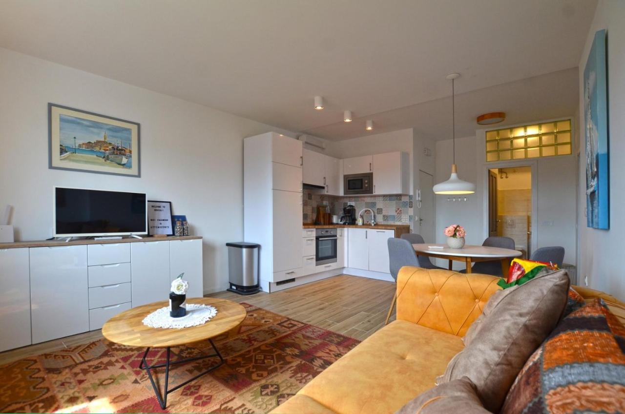 Sarah Apartment Ровин Екстериор снимка