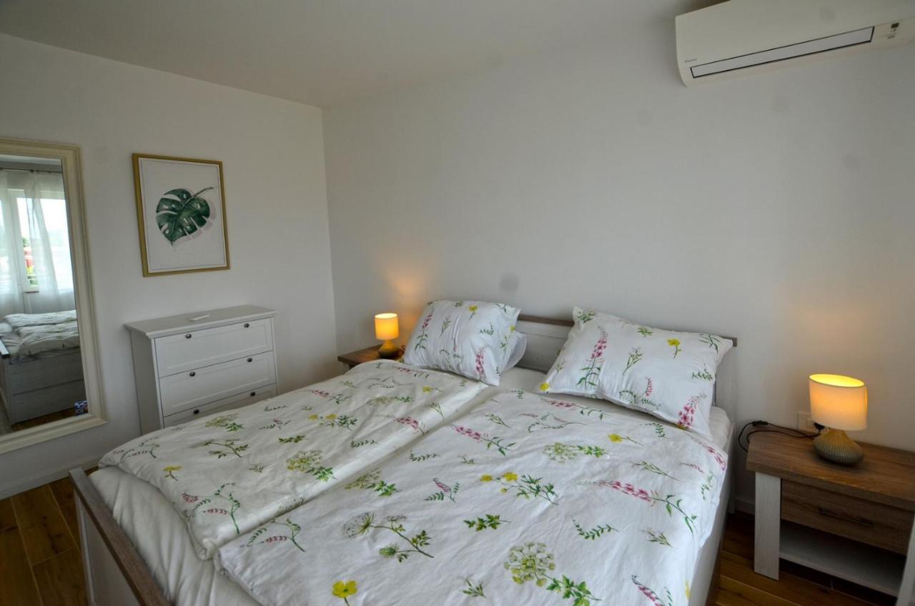 Sarah Apartment Ровин Екстериор снимка