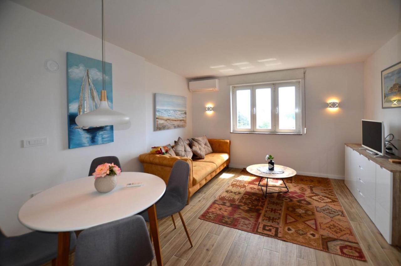 Sarah Apartment Ровин Екстериор снимка