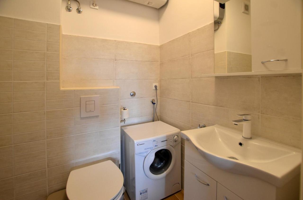 Sarah Apartment Ровин Екстериор снимка